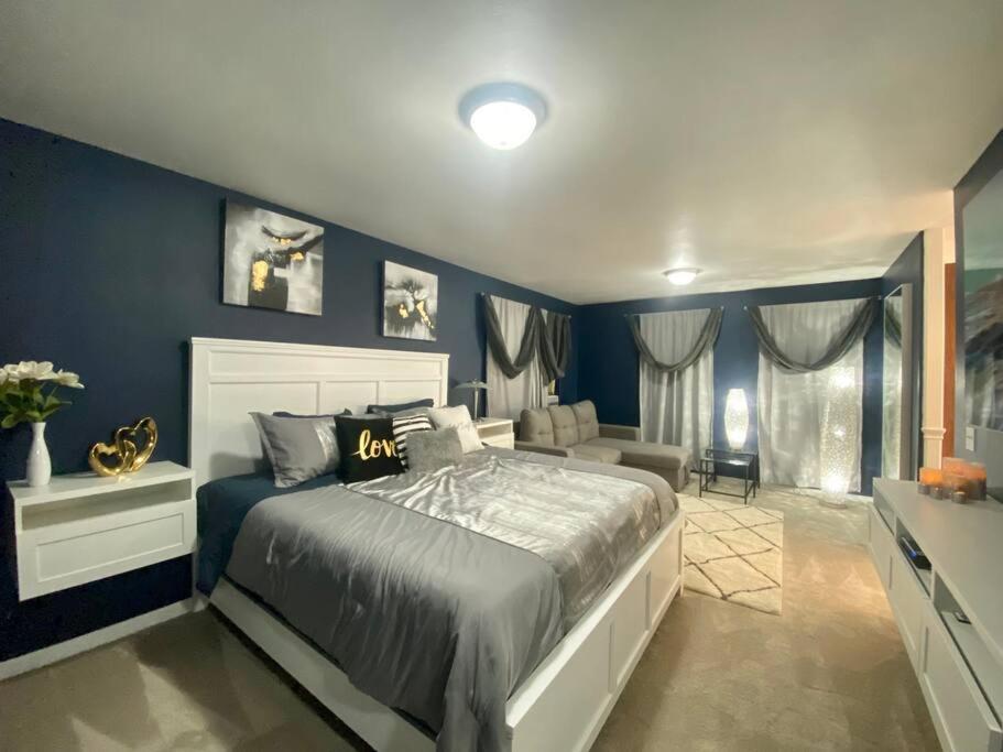 um quarto com paredes azuis e uma cama grande em SAFARI VILLA: Luxurious private villa w grand deck em Snohomish
