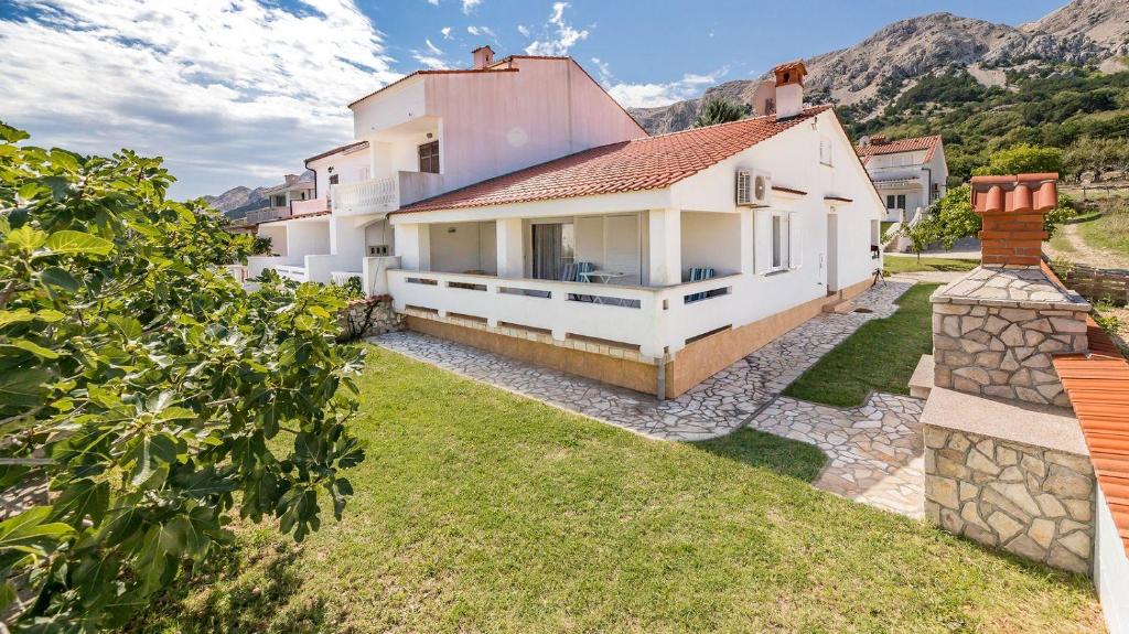 an aerial view of a house with mountains in the background at Charmantes Ferienhaus 200 Meter zum Strand in Baška
