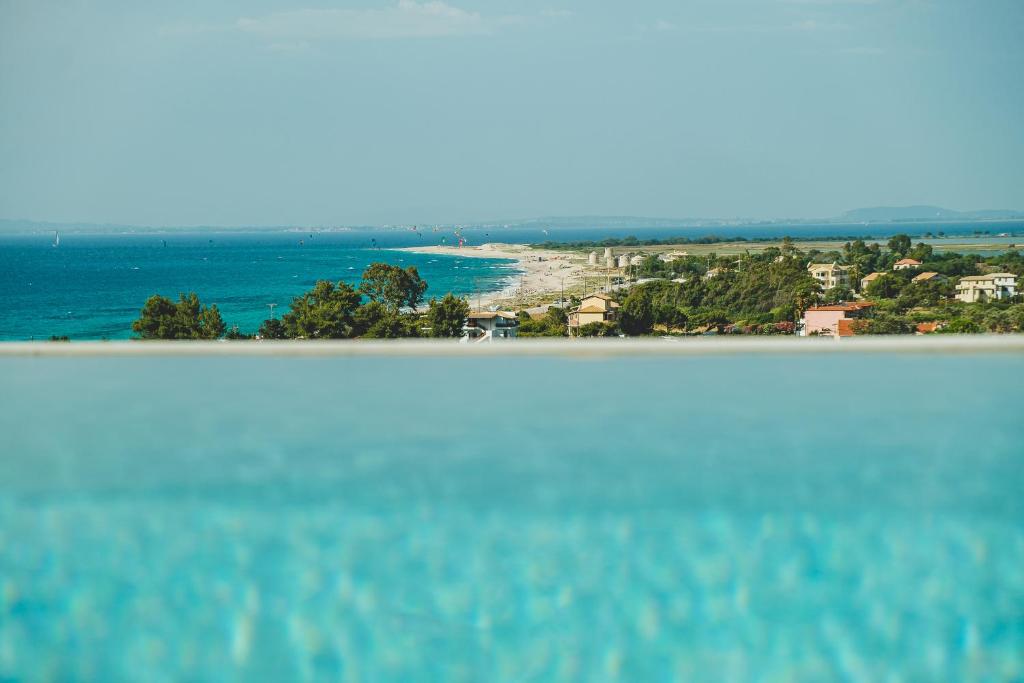 een luchtfoto van een strand en de oceaan bij Z 4 LUXURY VILLAS in Lefkada