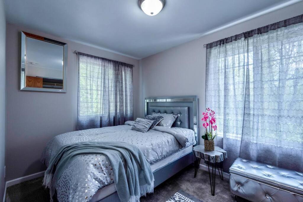 - une chambre avec un lit, un miroir et des rideaux dans l'établissement TRANQUILITY VILLA: Serene relaxation place, à Snohomish
