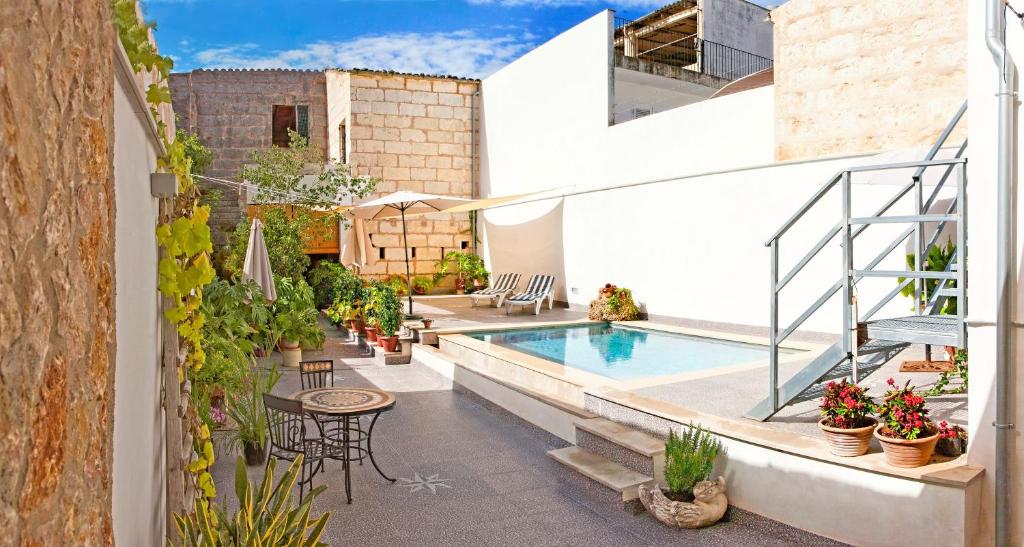 an outdoor patio with a swimming pool and plants at Can Peret - Sa Pobla in Sa Pobla