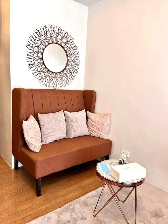 Posezení v ubytování Serenity Stay Condo at 19th floor The Loop Tower Limketkai Center Lucky 19