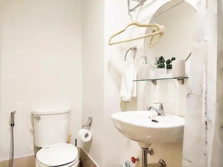 Koupelna v ubytování Serenity Stay Condo at 19th floor The Loop Tower Limketkai Center Lucky 19
