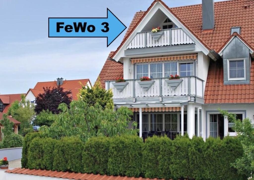 uma casa com a palavra fmo nela em Fewo 3 - Seehaus Hoyer em Gunzenhausen