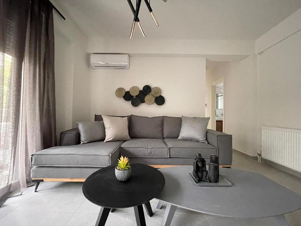 - un salon avec un canapé et une table dans l'établissement Gleaming apartments near Athens Metro Mall, à Athènes