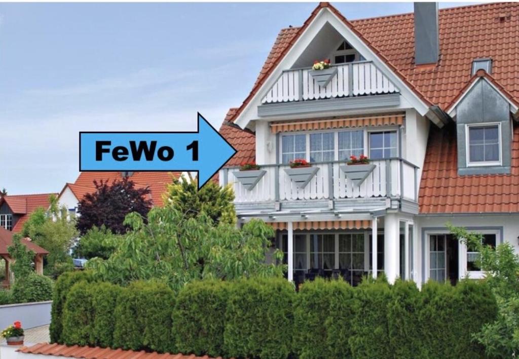 una casa con un cartel que dice fvyo en ella en Fewo 1 - Seehaus Hoyer, en Gunzenhausen