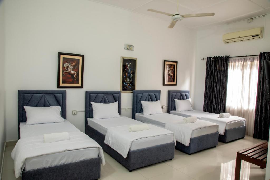 Zimmer mit 3 Betten und einer Decke in der Unterkunft Funk Bunks - By The Lake in Kandy