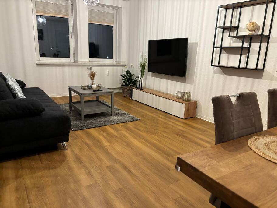 sala de estar con sofá y mesa en FeWo Carl: Businessapartment mit Stil, en Bielefeld