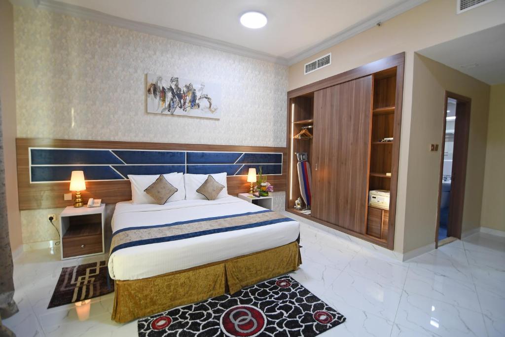 a bedroom with a large bed in a room at Emirates Stars Hotel Apartments Dubai in Dubai