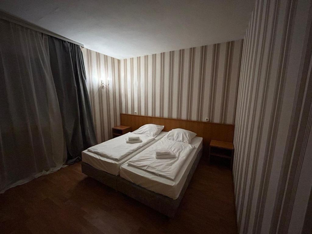 a bedroom with a bed with two dishes on it at WestEnd#206 in Frankfurt