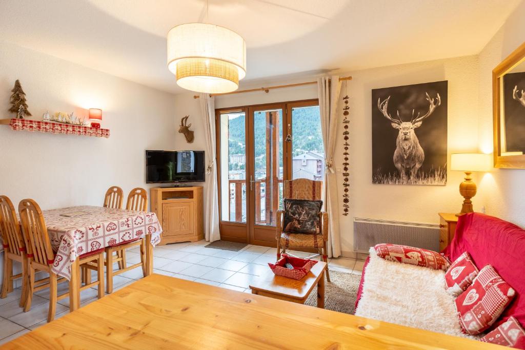 - une salle à manger et un salon avec une table dans l'établissement Le Refuge du Chevreuil - Pistes accessibles, aux Angles