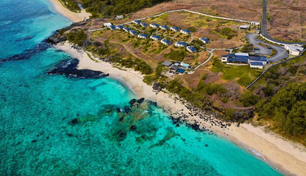eine Luftblick auf einen Strand mit Häusern und das Meer in der Unterkunft Constance Tekoma in Rodrigues Island