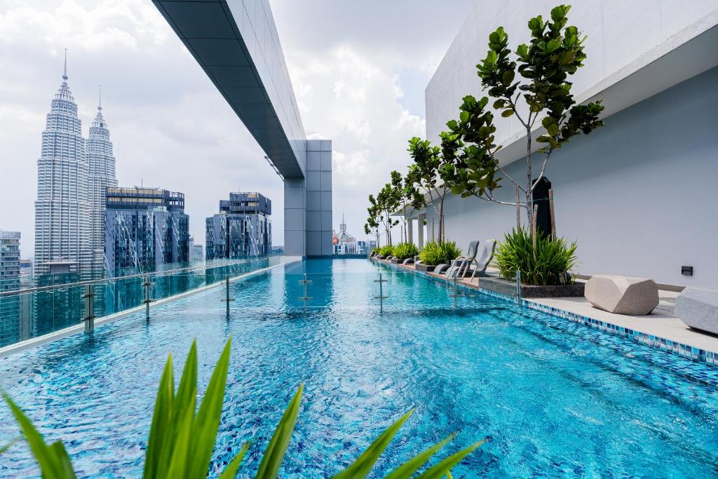 Bazén v ubytování Royce KLCC Kuala Lumpur City Centre by Dormeo Destinations nebo v jeho okolí