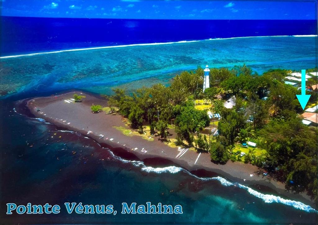 una vista aérea de una isla en el océano en La maison près du Phare, en Mahina