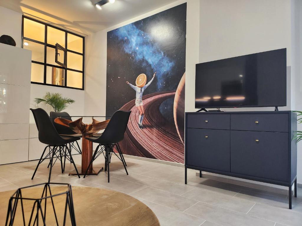 uma sala de estar com televisão e uma pintura na parede em B130 "Cosmic Harbor" Apartment em Budapeste