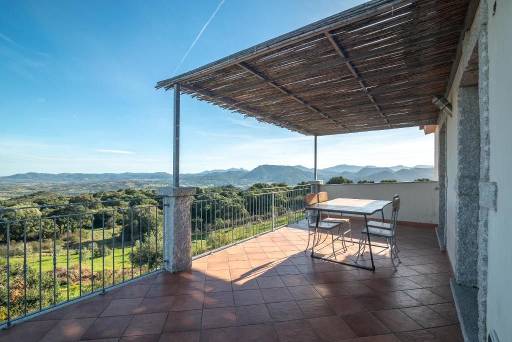 d'une terrasse avec une table et des chaises sur un balcon. dans l'établissement Residenza del golfo, à Telti