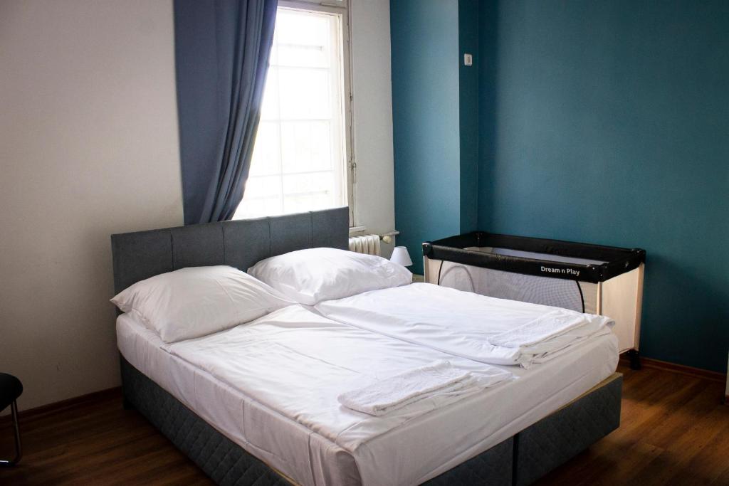 Postel nebo postele na pokoji v ubytování Metropol Hostel Berlin