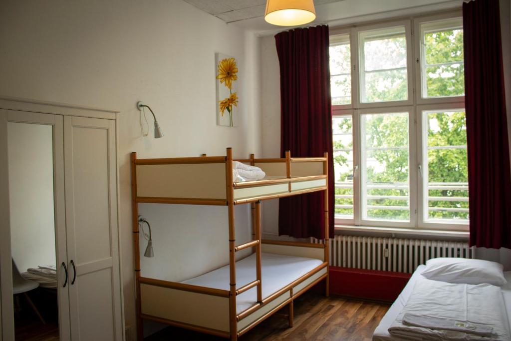 Postel nebo postele na pokoji v ubytování Metropol Hostel Berlin
