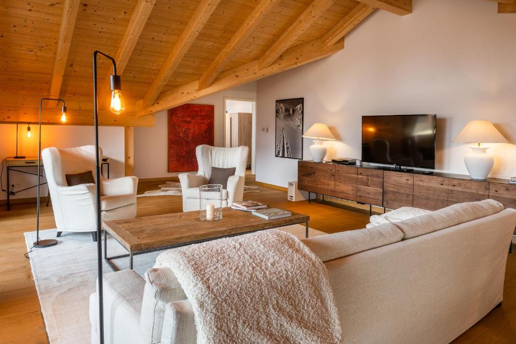 salon z kanapą i telewizorem w obiekcie Aurum Lodge w Garmisch Partenkirchen
