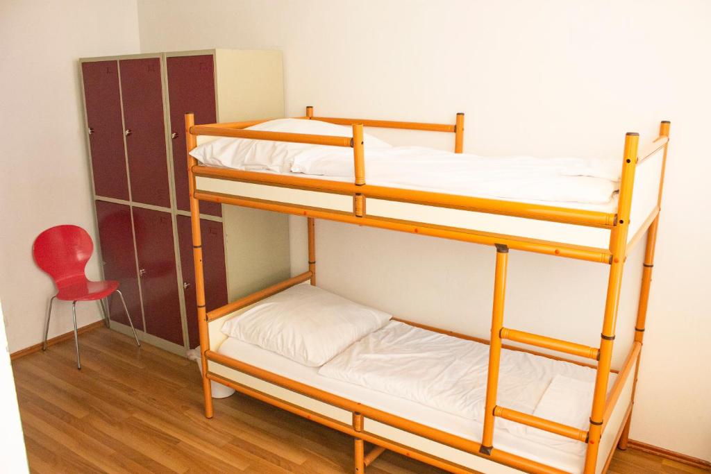Postel nebo postele na pokoji v ubytování Metropol Hostel Berlin