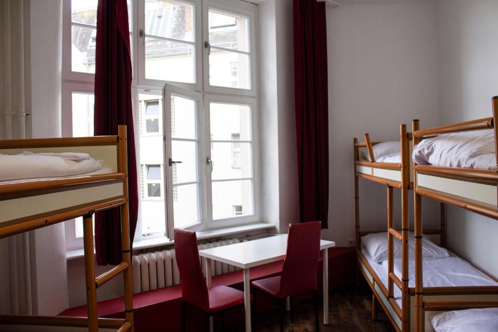 Postel nebo postele na pokoji v ubytování Metropol Hostel Berlin