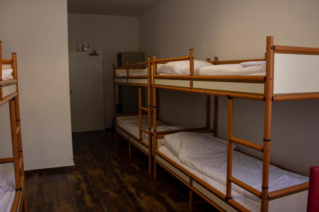 Postel nebo postele na pokoji v ubytování Metropol Hostel Berlin