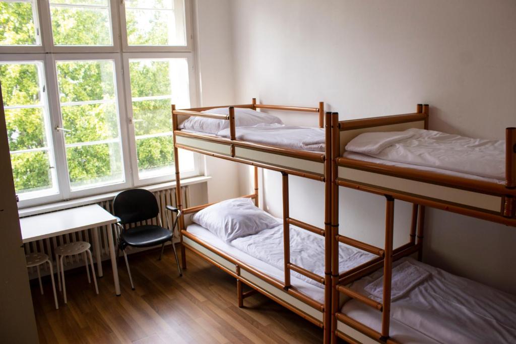 Postel nebo postele na pokoji v ubytování Metropol Hostel Berlin