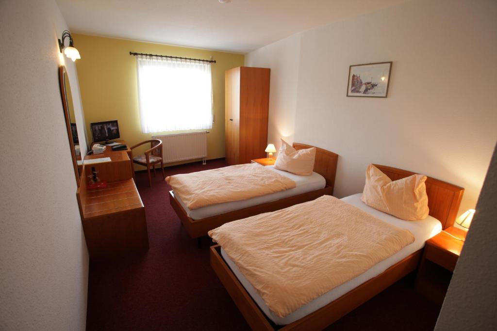 Postel nebo postele na pokoji v ubytování Eiscafe-Pizzeria-Hotel Rialto