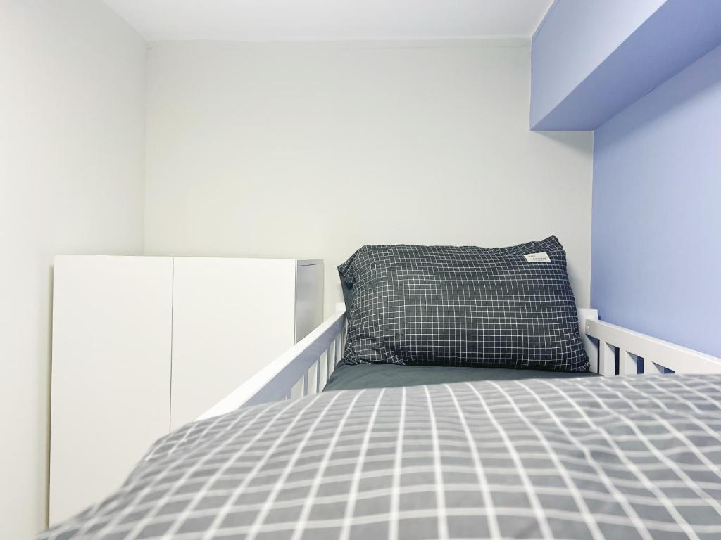 Rúm í herbergi á Student Accommodation - 188 Wan Chai Road