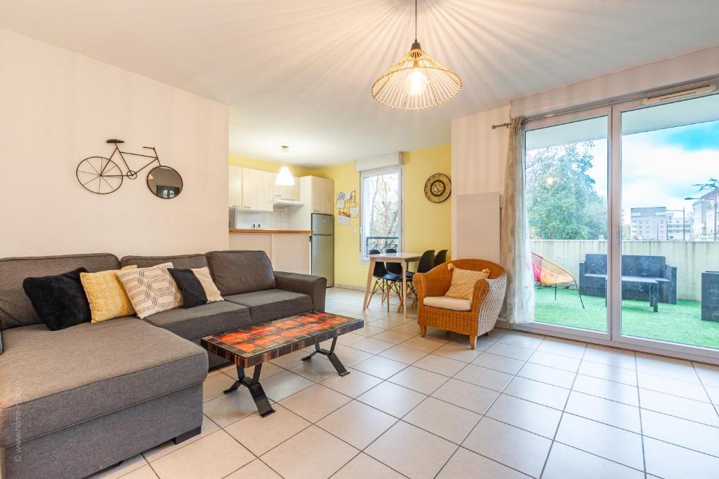 un salon avec un canapé et une table dans l'établissement Mona, F2 pour 4 Pers. - Fairytale Factory, à Bussy-Saint-Georges