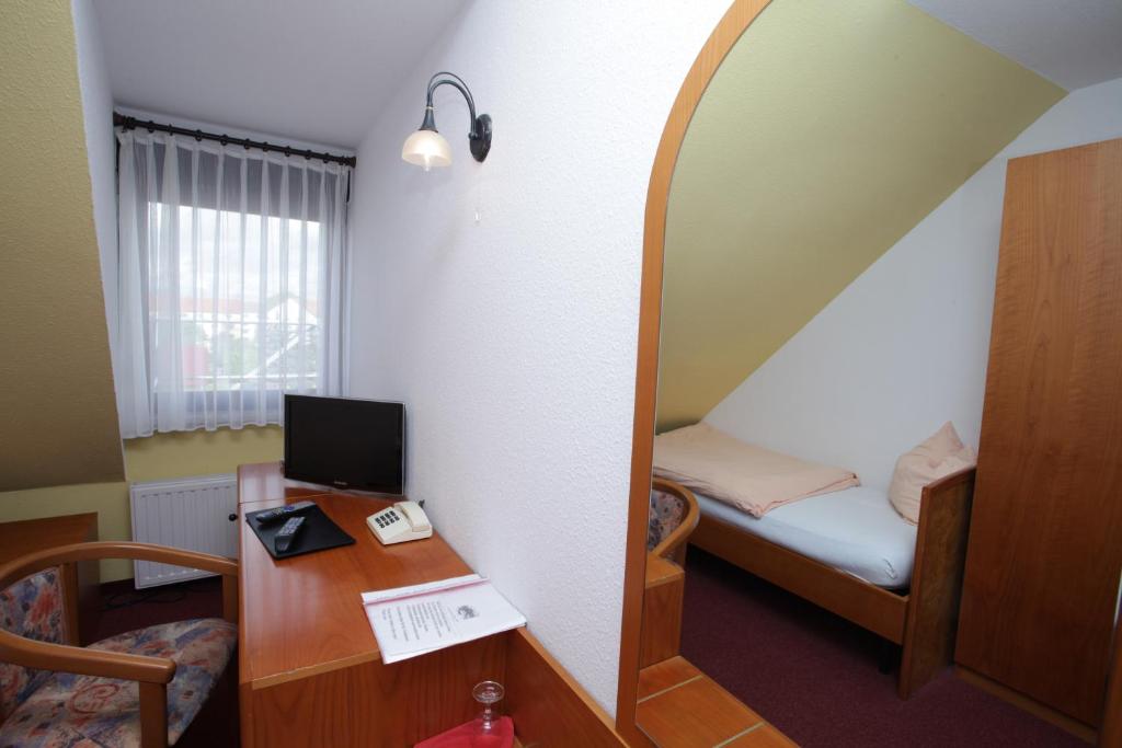TV a/nebo společenská místnost v ubytování Eiscafe-Pizzeria-Hotel Rialto