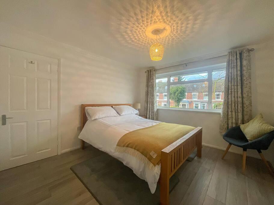 - une chambre avec un grand lit et une fenêtre dans l'établissement A modern one bed 1st floor apartment, Lichfield, à Lichfield