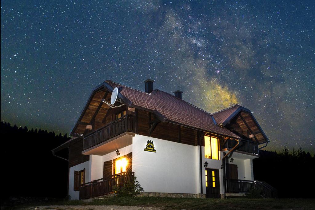 a house with the milky way in the sky at Apartment Tarski konaci in Mitrovac