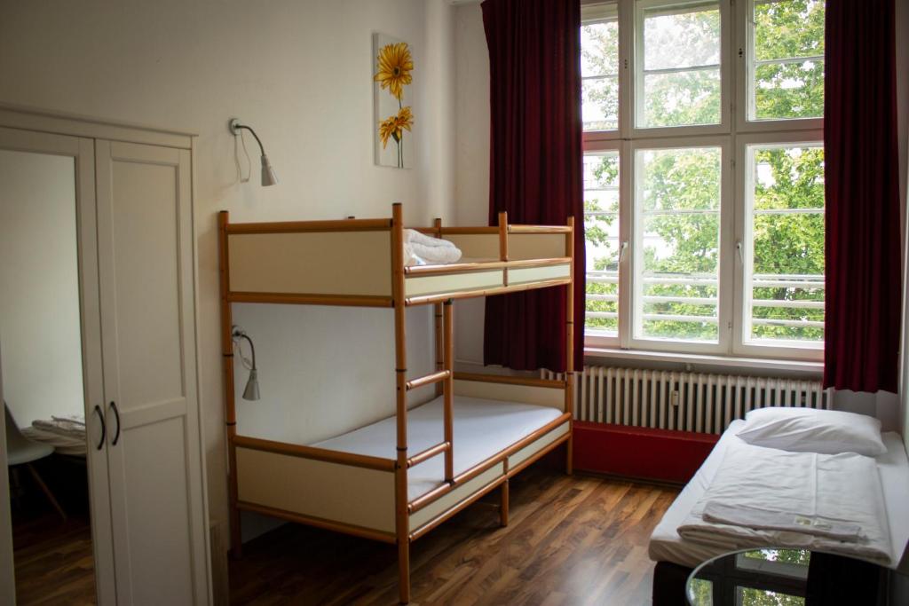 Postel nebo postele na pokoji v ubytování Metropol Hostel Berlin