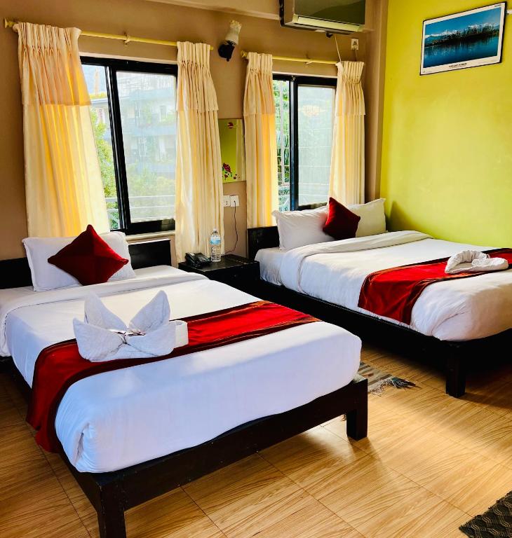 Rúm í herbergi á Hotel Donosti Pokhara