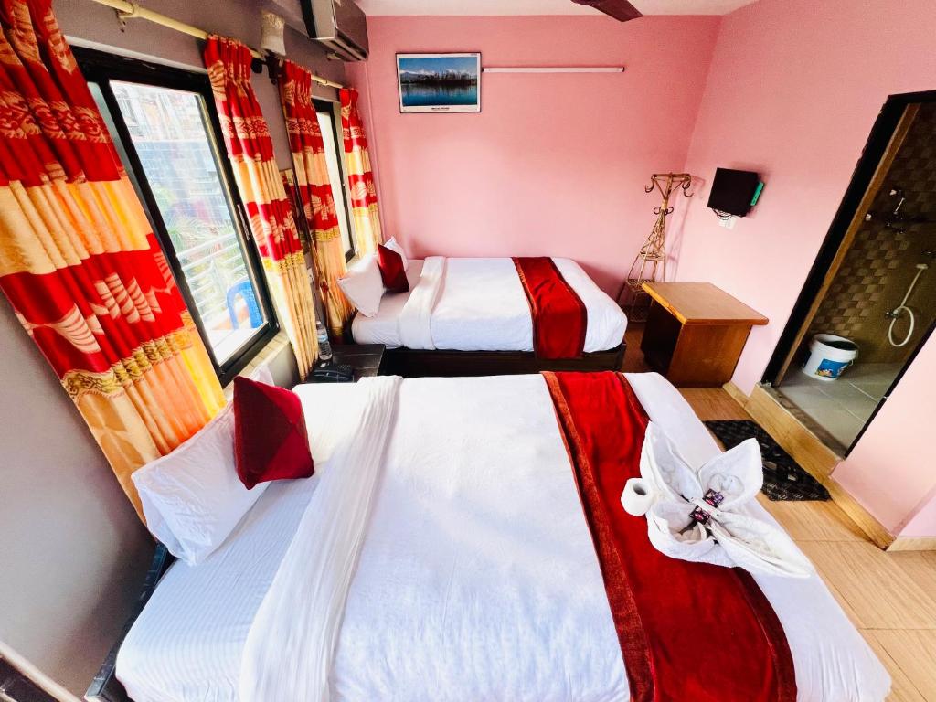 Rúm í herbergi á Hotel Donosti Pokhara