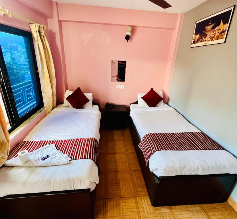 Rúm í herbergi á Hotel Donosti Pokhara