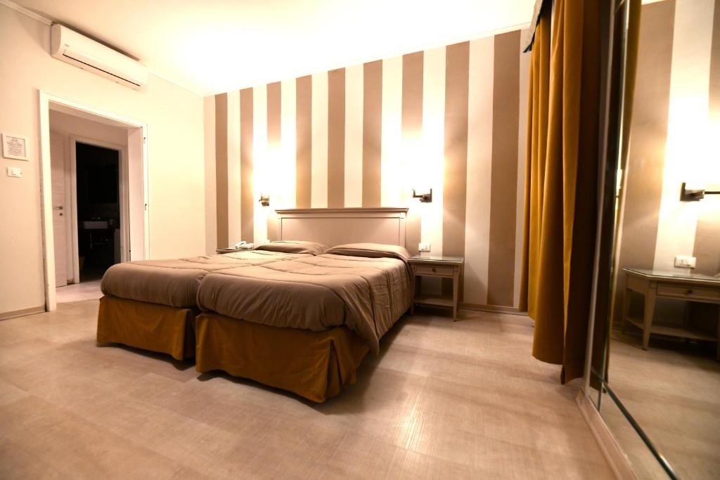 Postel nebo postele na pokoji v ubytování Hotel Bristol