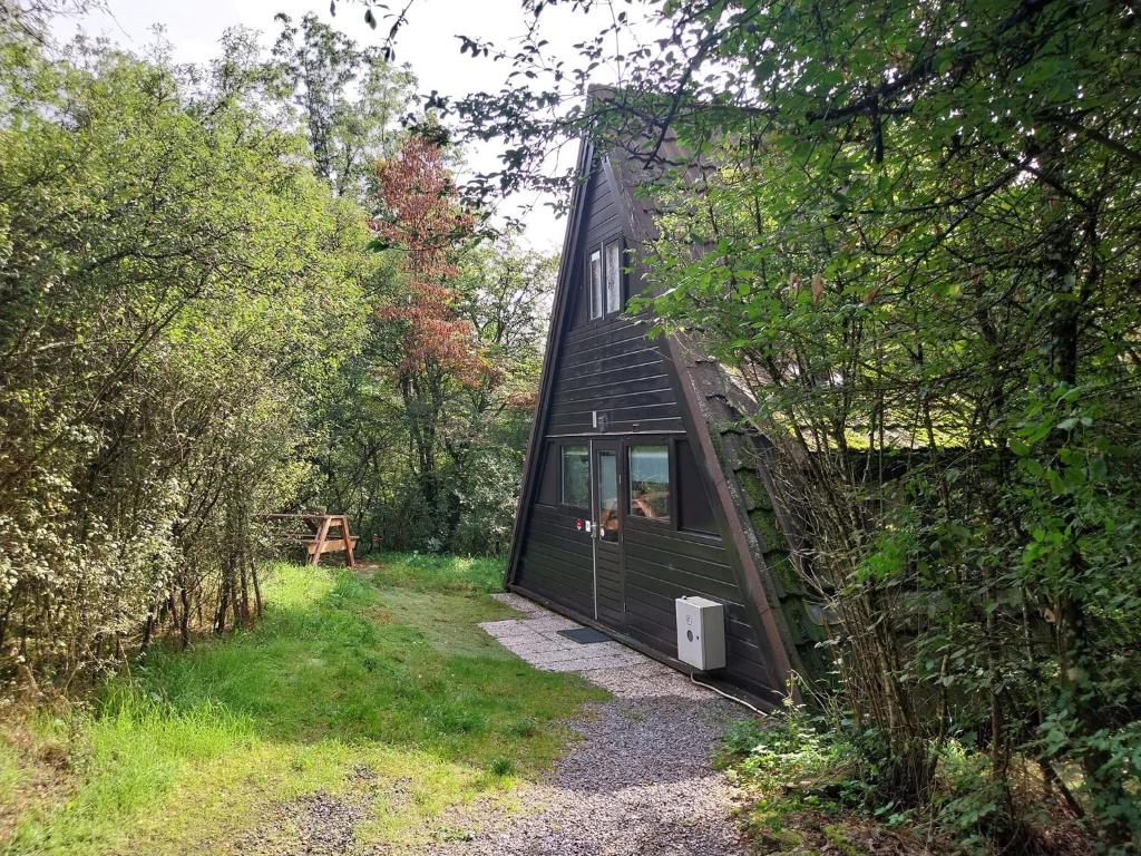 Ein schwarzes winziges Haus im Wald. in der Unterkunft Het Uilennest in Durbuy in Durbuy