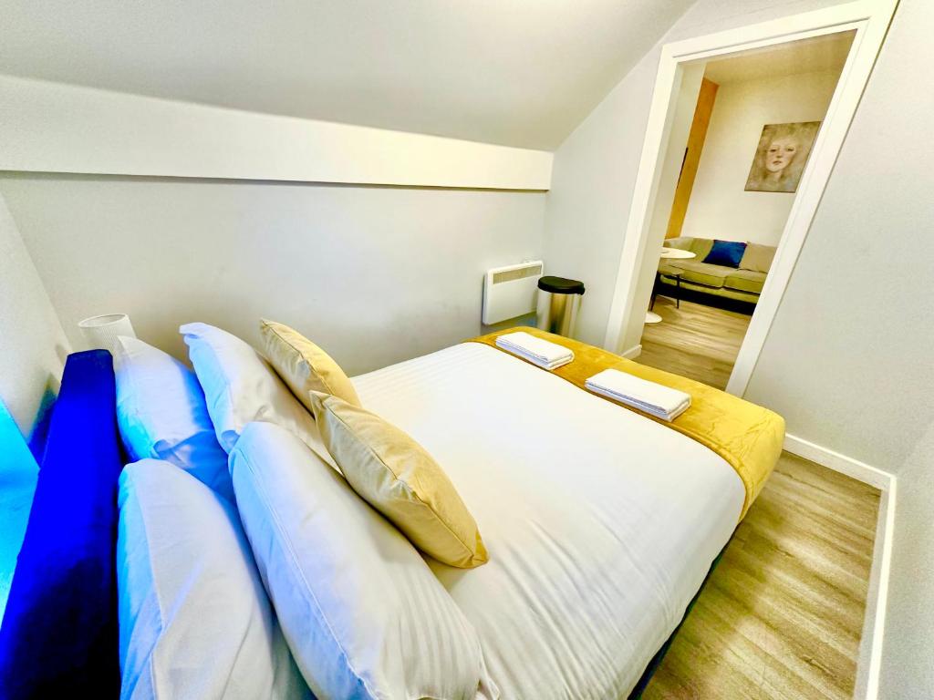 um quarto com uma cama com dois livros em Urban Retreat - Close To Town and Beach em Bournemouth