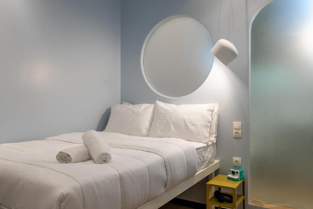 アテネにあるCabins Sleepingのベッドルーム(鏡付きの白いベッド付)