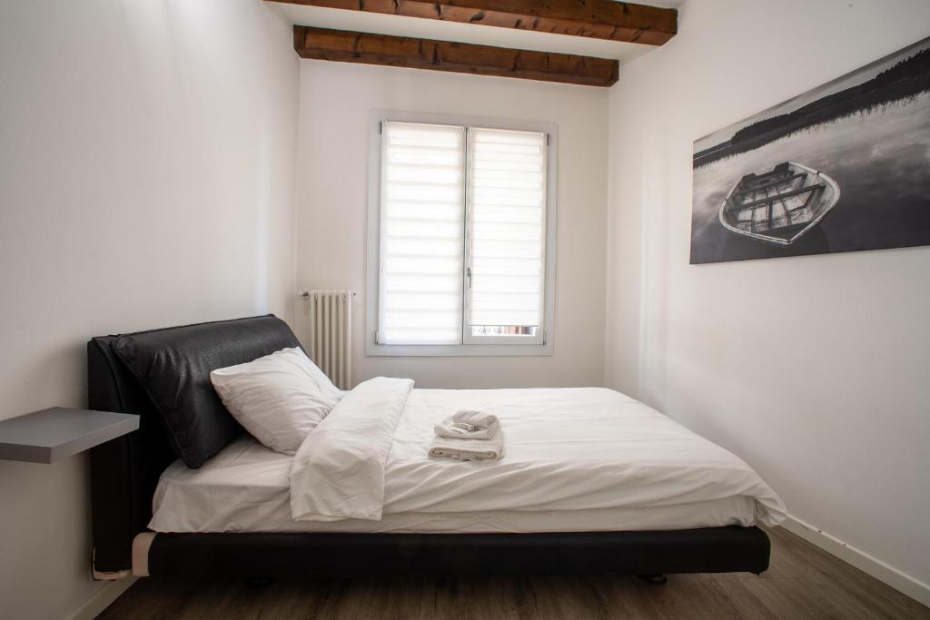 A bed or beds in a room at San Faustino Central Apartment