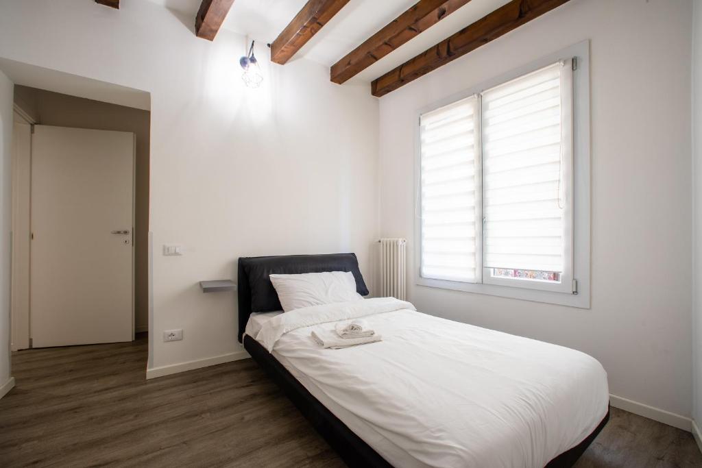 A bed or beds in a room at San Faustino Central Apartment