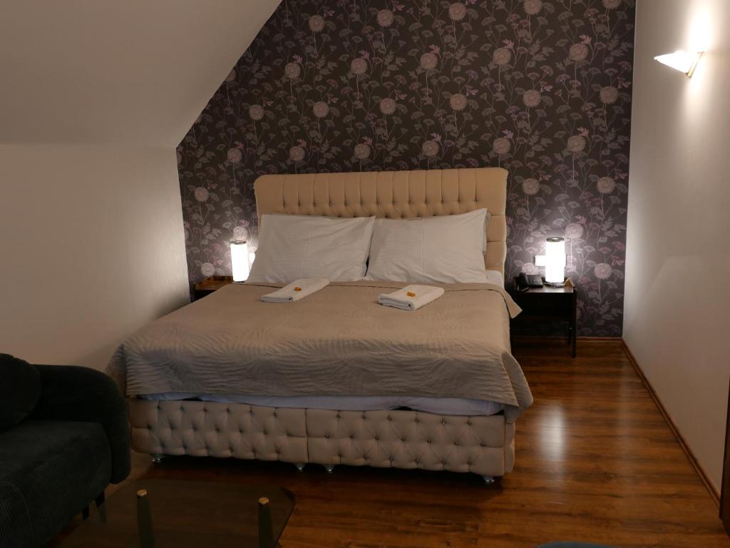 Łóżko lub łóżka w pokoju w obiekcie Hotel Radnice
