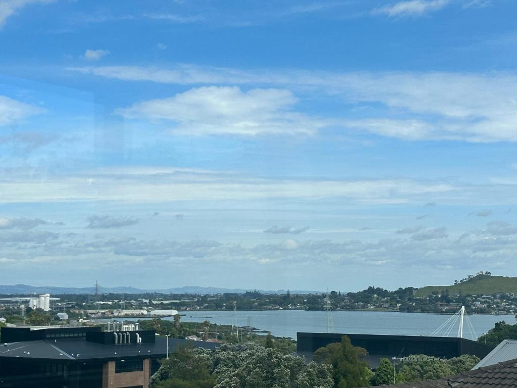 Seaviews central with Airport Proximity\