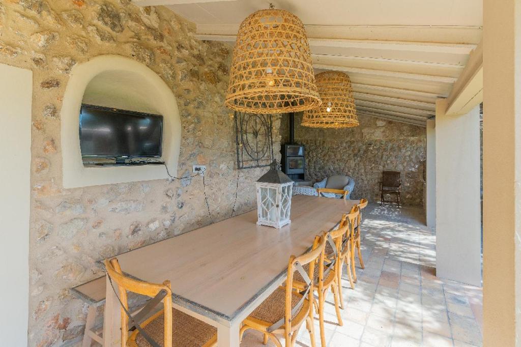 TV a/nebo společenská místnost v ubytování Pintor - Rustic Mallorquin town house 3 bedrooms and pool in Caimari