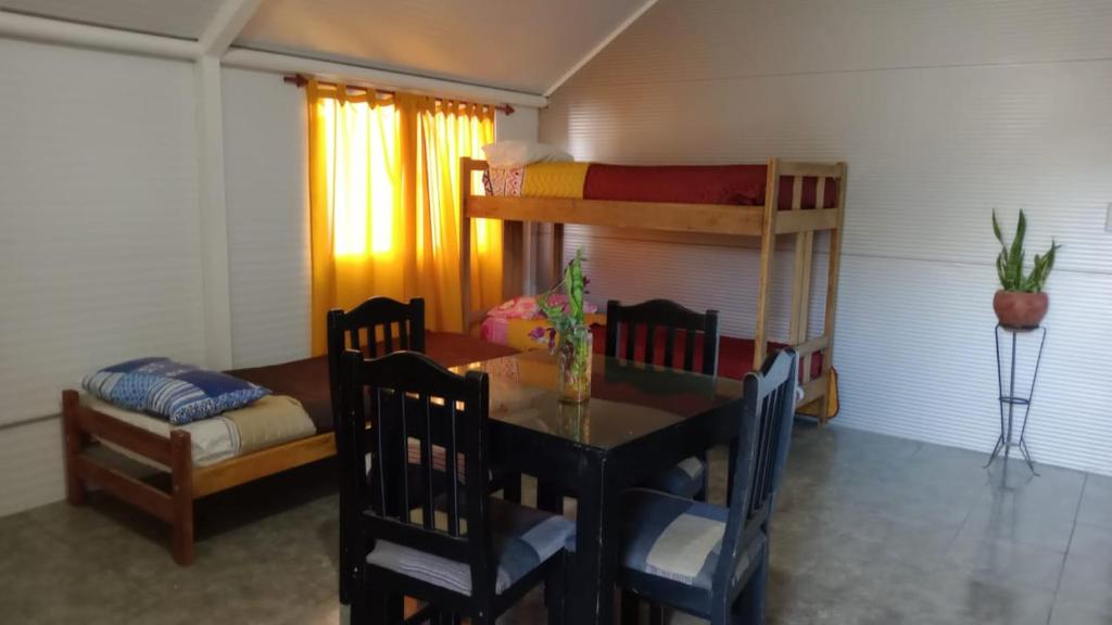 a dining room with a table and a bunk bed at Refugio Amaicha in Embalse