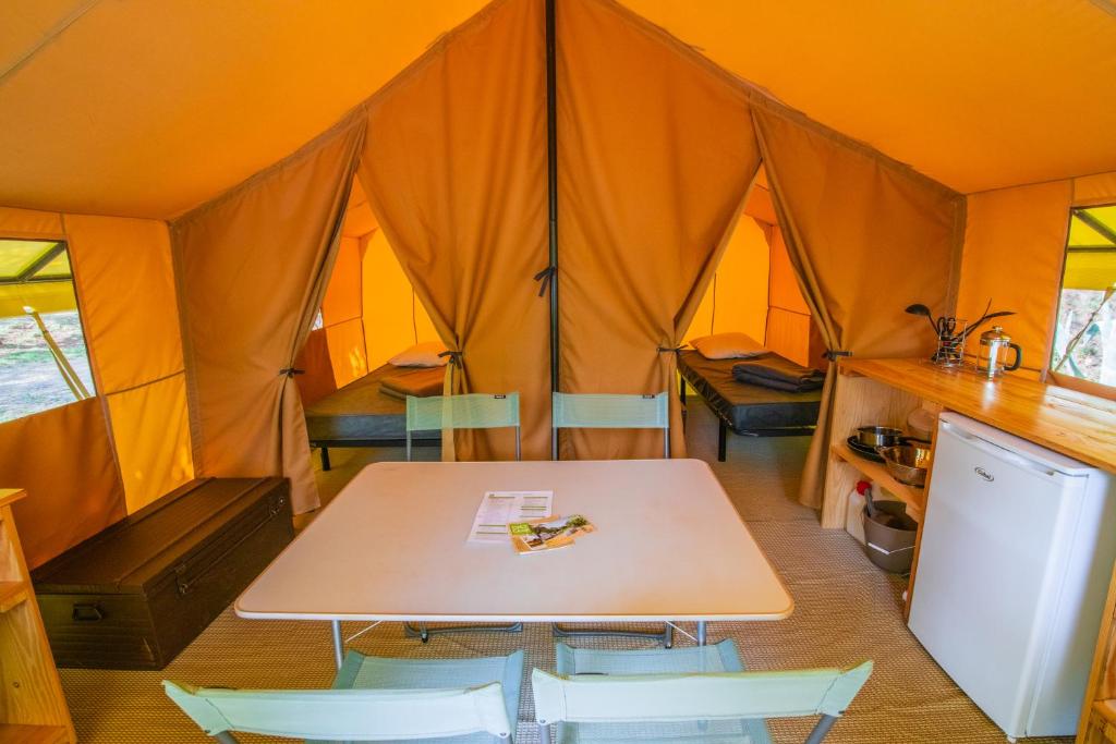 Kuchyň nebo kuchyňský kout v ubytování Camping ONLYCAMP LES PREMIERES VIGNES
