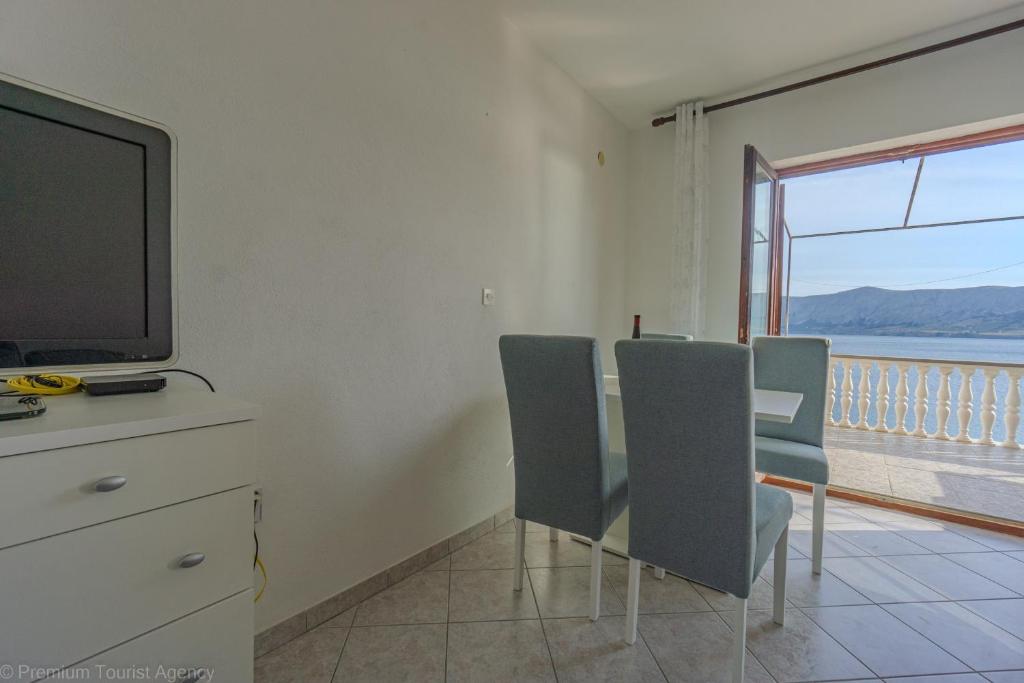 Bepic Quiet location on a beautiful bay tesisinde bir televizyon ve/veya eğlence merkezi