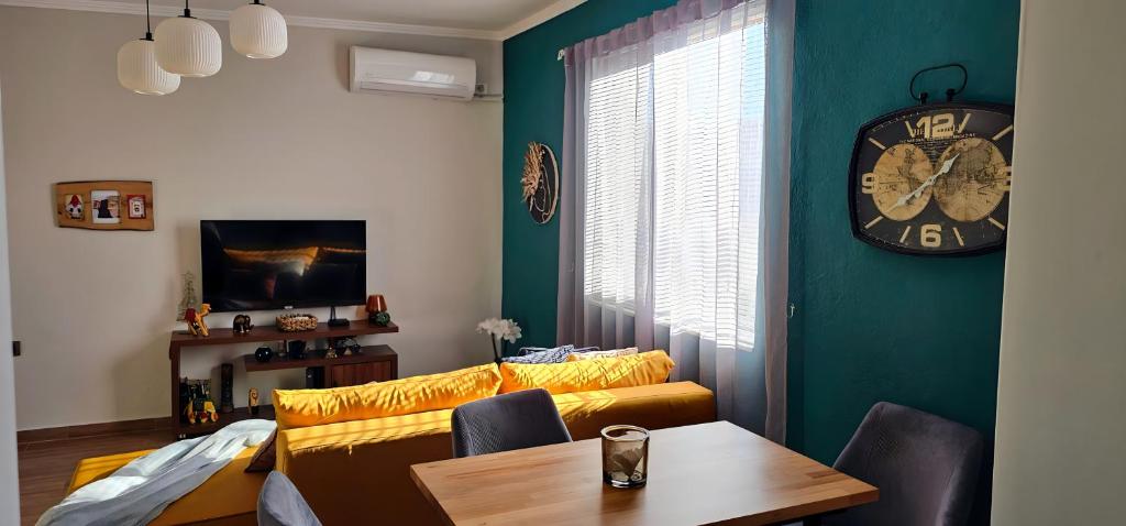 Nuçi's Place 2, entire sunny apartment with balcony - Image 5